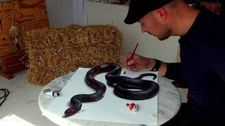 Змея на бумаге будто живая! - смотреть видео (2:23)