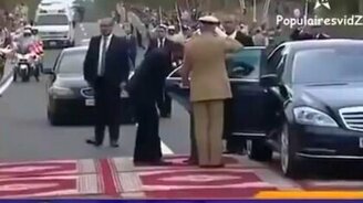 Юный принц и рукопожатия - смотреть видео (1:07)