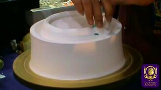 Украшаем торт на круге - смотреть видео (4:59)