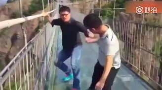 Туристы против стеклянного моста - смотреть видео (1:03)