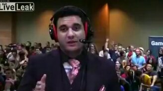 Тяжёлый металлист позади комментатора - смотреть видео (0:16)