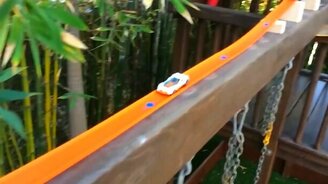 Трюки игрушечных машинок - смотреть видео (2:58)