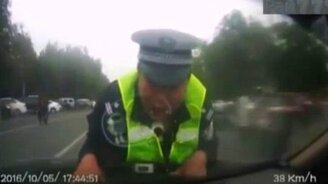 Прокатил полицейского на капоте - смотреть видео (1:02)