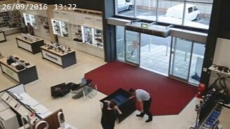 Неуклюжий уронил телевизоры - смотреть видео (0:47)