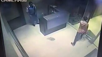 Обрушение стеклянного потолка - смотреть видео (0:19)