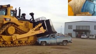 Бульдозеры уничтожают машины - смотреть видео (10:08)