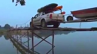 На пикапе по хлипкому мосточку - смотреть видео (2:02)