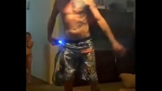 Смотрите, дети, как я себя калечу! - смотреть видео (0:26)