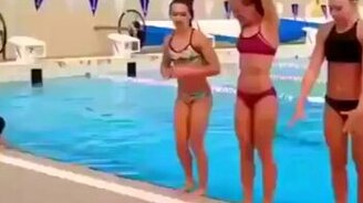 Цепная реакция среди девушек - смотреть видео (0:18)