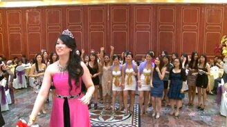 Как ловят букет девушки и парни - смотреть видео (0:14)