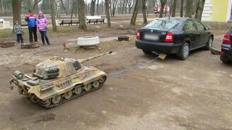 Танк буксирует автомобиль - смотреть видео (0:30)