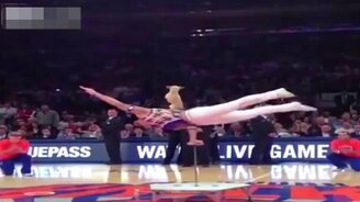 Ловкая дрессированная собачонка - смотреть видео (1:41)