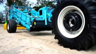 Трактор для очистки песчаных пляжей от мусора - смотреть видео (3:04)