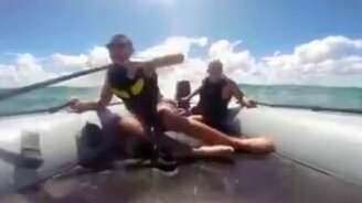 Акула против моторной лодки - смотреть видео (0:43)