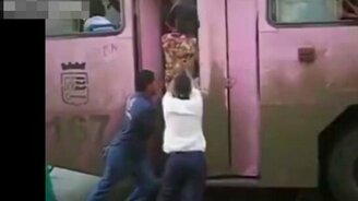 Хорошенько утрамбовали пассажиров - смотреть видео (0:25)