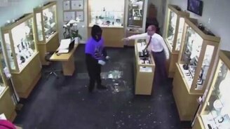 Выгнал грабителей из ювелирного - смотреть видео (0:47)