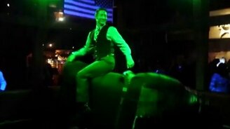 Виртуоз на механическом быке - смотреть видео (0:45)