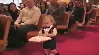 Малыш не донёс кольца молодожёнам - смотреть видео (0:15)