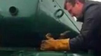 Енот застрял в танке - смотреть видео (2:32)