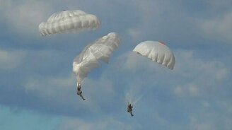 Как себя вести при схождении парашютистов - смотреть видео (0:37)