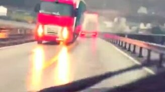 В сантиметре от аварии - смотреть видео (0:15)