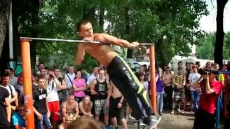 Нереальные трюки на турнике - смотреть видео (3:37)