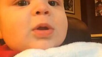 Малыш воет за компанию с псами - смотреть видео (0:51)