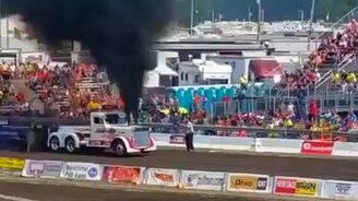 Грузовик выплюнул мотор - смотреть видео (0:23)