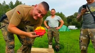 Шведы против тухлой селёдки - смотреть видео (3:26)