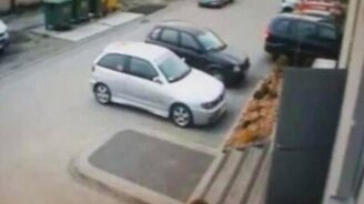 Парковка без тормозов - смотреть видео (0:32)