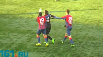 Вратарь забивает от своих ворот - смотреть видео (1:04)