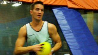 Игра в вышибалы на большом батуте - смотреть видео (2:15)