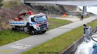 Лодка выручает из грязи грузовик - смотреть видео (1:58)