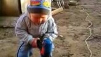 Будущий мастер дрели - смотреть видео (0:41)