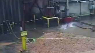 Провалился в лужу целиком - смотреть видео (0:14)