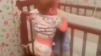 Маленький гимнаст и кроватка - смотреть видео (1:00)