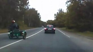 Автомобилист против мотоциклиста - смотреть видео (1:09)