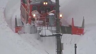 Очистка рельсов от сугроба - смотреть видео (4:26)