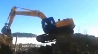 Мастерство управления экскаватором - смотреть видео (2:57)