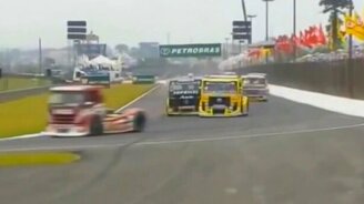 Невероятные аварии грузовиков на гонках - смотреть видео (6:29)