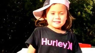 Девочка на скейте даст фору любому пацану - смотреть видео (2:29)