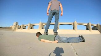 Человек-скейтборд - смотреть видео (0:33)