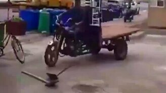 Ловкий грузчик на мотороллере - смотреть видео (0:18)