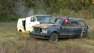 Стрельба из пушки тыквой по авто - смотреть видео (4:18)