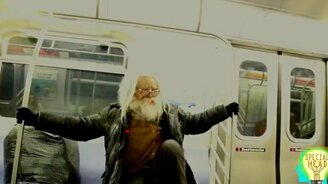 Старец медитирует в воздухе - смотреть видео (1:21)