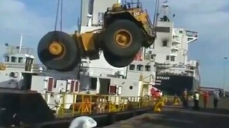 Удача при погрузке самосвала на судно - смотреть видео (2:52)