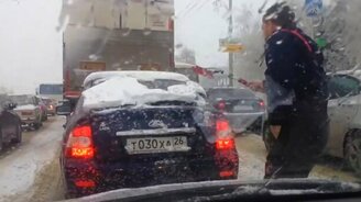 Подсобил незнакомому водителю - смотреть видео (0:39)