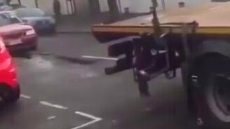 Дерзкий побег с эвакуатора - смотреть видео (0:32)