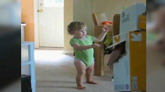 Робот против малышки - смотреть видео (0:24)