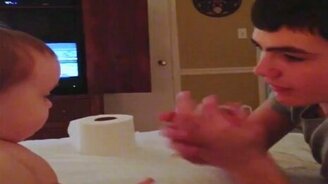 Брат показывает фокус малышу - смотреть видео (0:27)